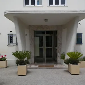 Апартаменты Superior Apartment On First Floor With Sea View, Антиб